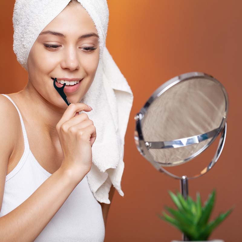 Uchwyt z nicią dentystyczną, wykałaczką i szczoteczką