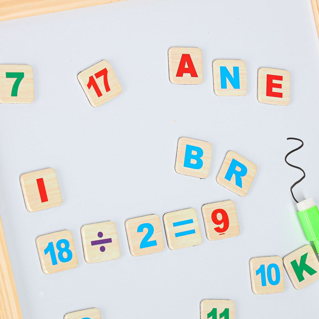 Dwustronna tablica magnetyczna i kredowa z liczydłem i zegarem 42x32,5cm