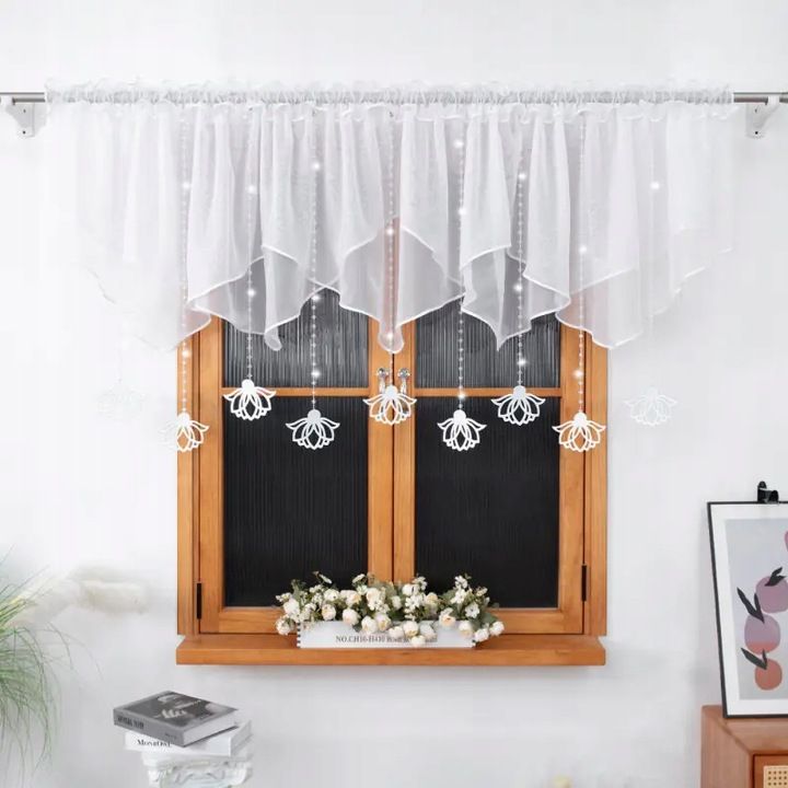 Firana krótka dekoracyjna, zawieszki białe filcowe, 400x110 cm