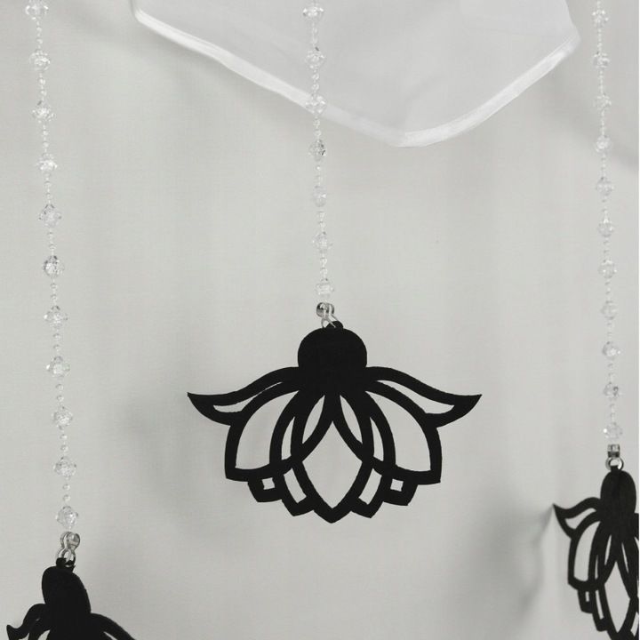 Firana krótka dekoracyjna, zawieszki czarne filcowe, 400x110 cm