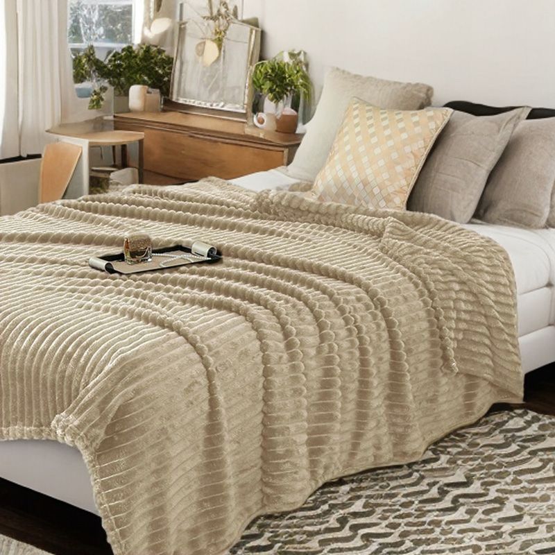 Beżowy koc z tłoczonymi prążkami 3D