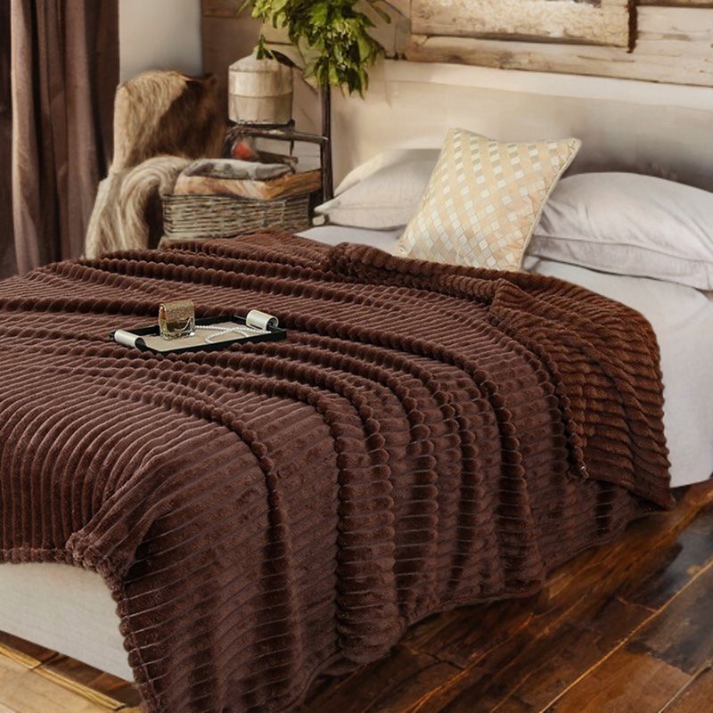 Brązowy koc z tłoczonymi prążkami 3D