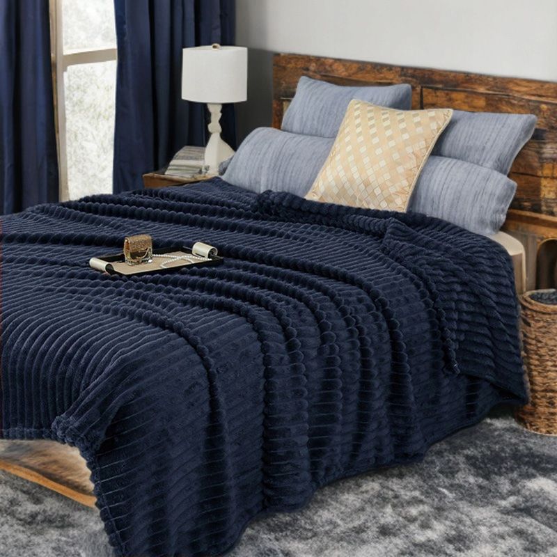 Granatowy koc z tłoczonymi prążkami 3D