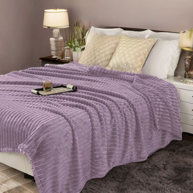 Fioletowy koc z tłoczonymi prążkami 3D