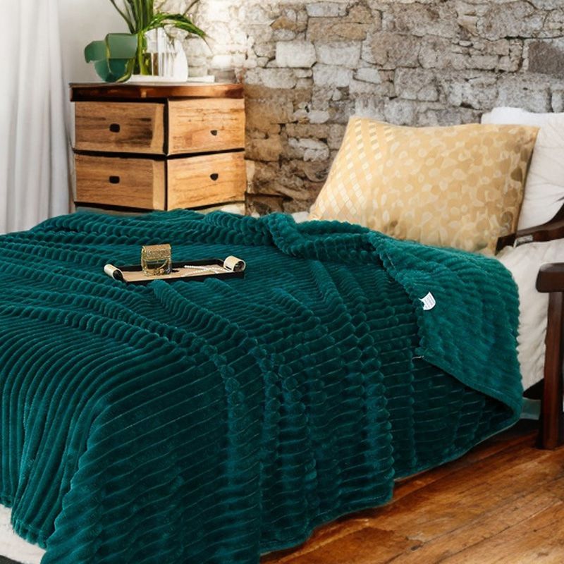 Zielony koc z tłoczonymi prążkami 3D