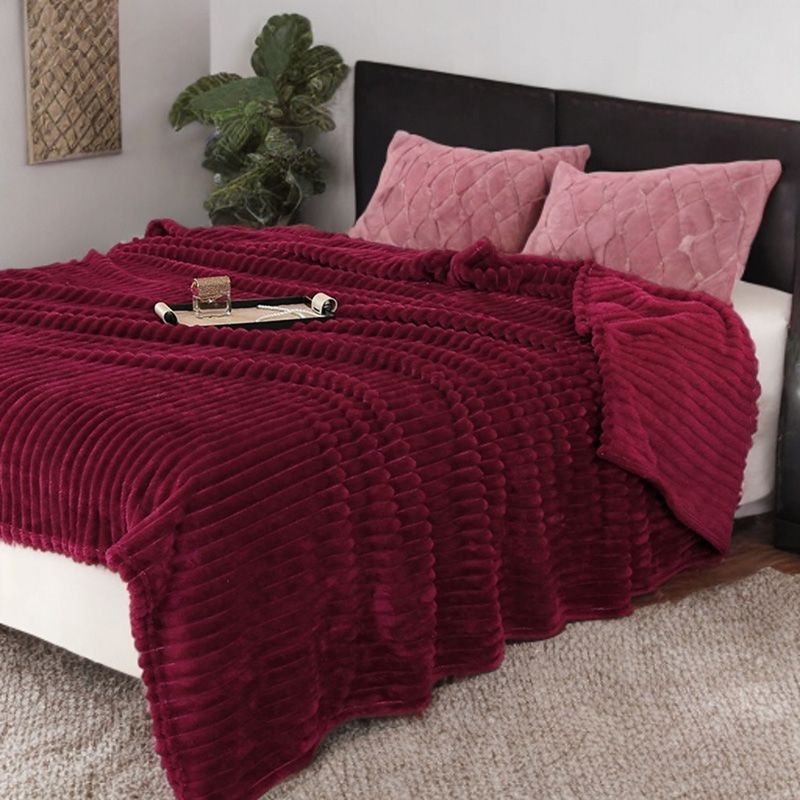 Bordowy koc z tłoczonymi prążkami 3D