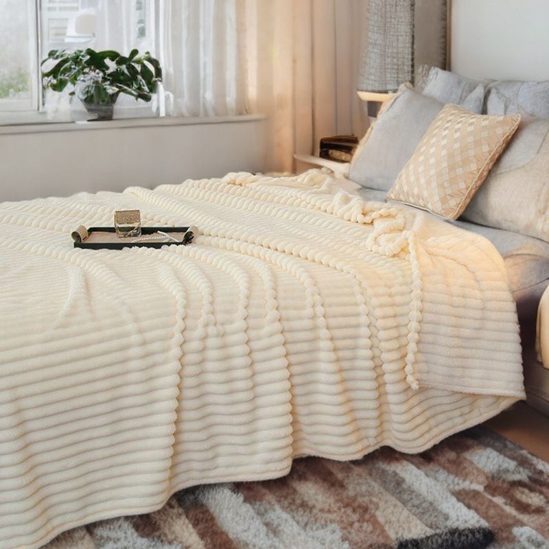 Biały koc z tłoczonymi prążkami 3D