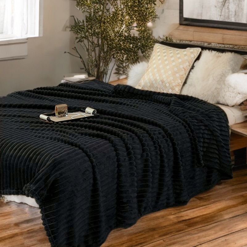 Czarny koc z tłoczonymi prążkami 3D