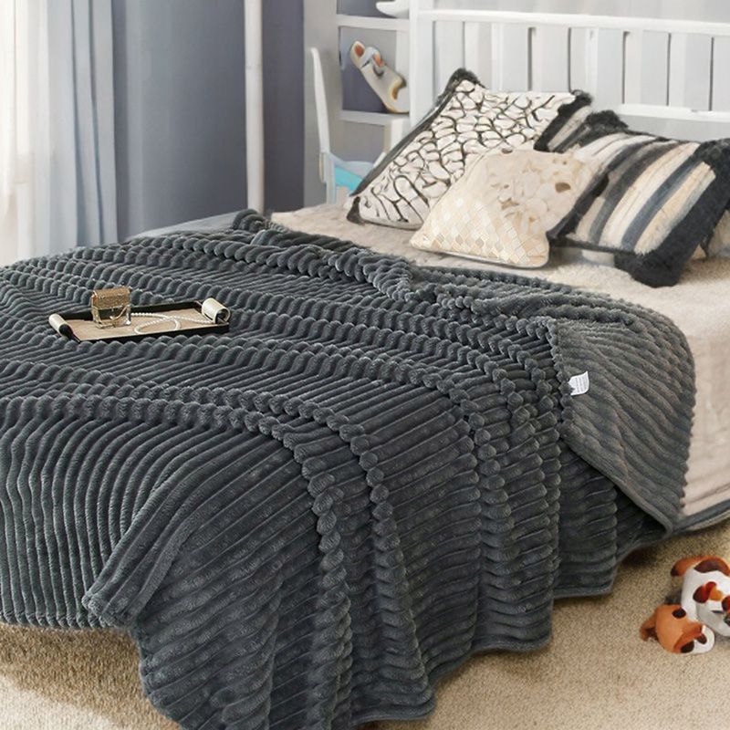 Grafitowy koc z tłoczonymi prążkami 3D