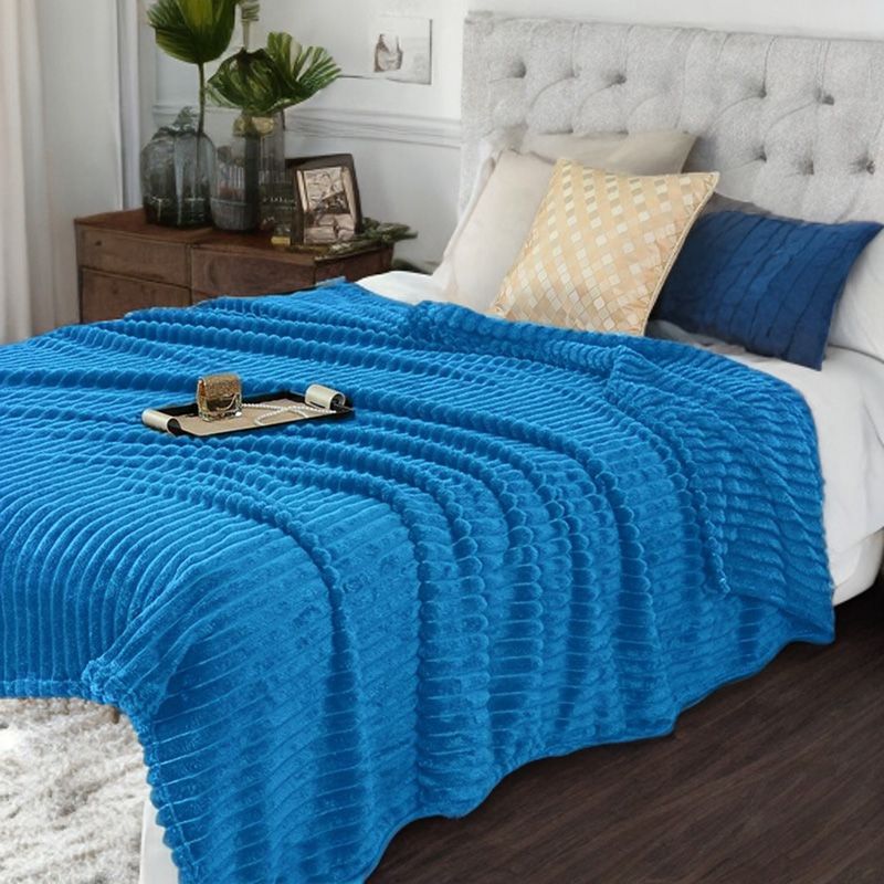 Niebieski koc z tłoczonymi prążkami 3D