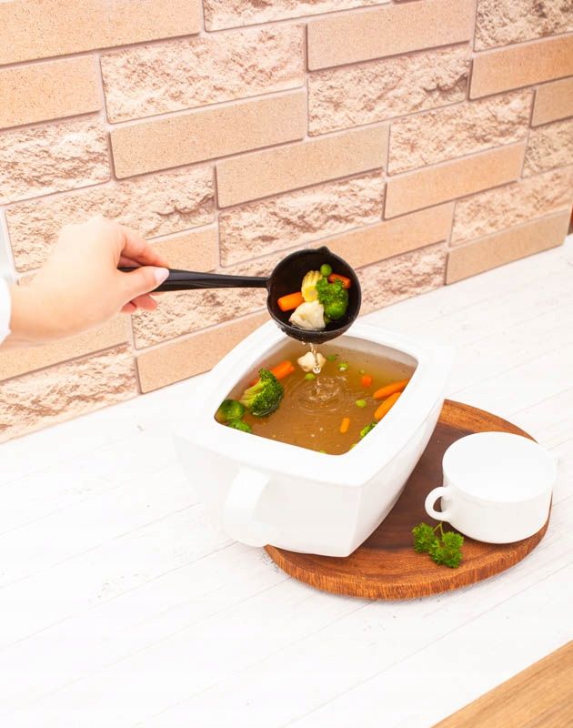 Chochla z sitkiem i dzióbkiem